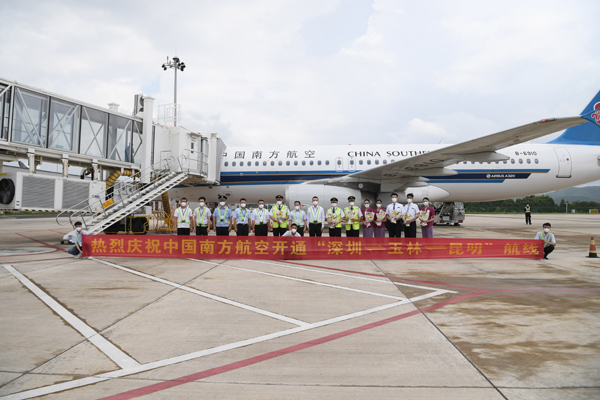 玉林福绵机场工作人员在停机坪准备了简朴的仪式,以庆祝航线的顺利成行。冯运帷摄