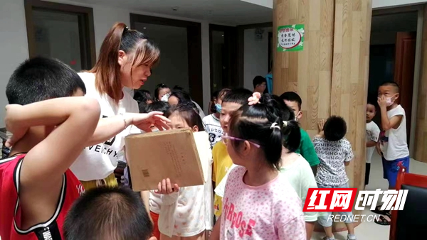 吴香花馆长在给孩子们介绍盲文。.jpg