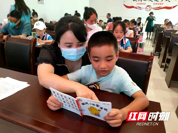 孩子与家长一起制作个性阅读报告。 (2).jpg