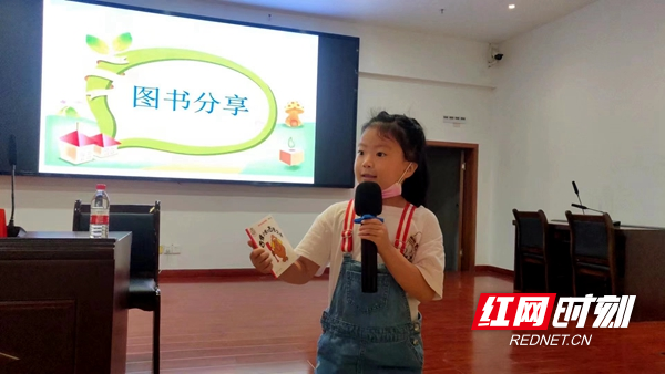 孩子上台分享阅读绘本的感受。.jpg