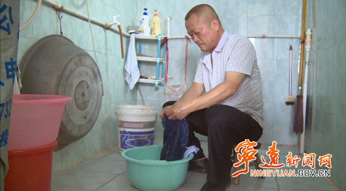【宁远县第五届道德模范—孝老爱亲】李国亮：久病床前有孝子2_500.jpg