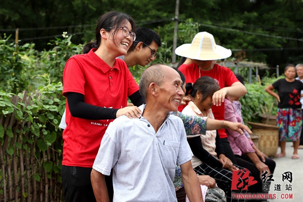 3.7月17日，湖南省通道侗族自治县万佛山镇木脚村，大学生暑期实践团在田边为农民进行现场义诊按摩。_副本.jpg