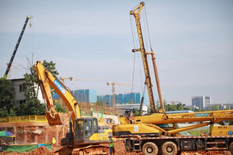 坪塘北片保障性住房二期项目日前提前1个月完成全部土方工程，目前已全面进入桩基施工阶段。均为长沙晚报全媒体记者 陈焕明 通讯员 徐坤 摄影报道