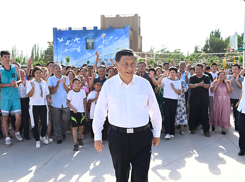 2022年7月14日,习近平总书记在新疆吐鲁番市高昌区亚尔镇新城片区新城西门村考察时,同各族群众在一起。