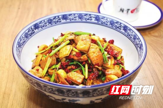 湖南人喜欢在很多菜肴里添加辣椒，为提味、提神之必须。.jpg