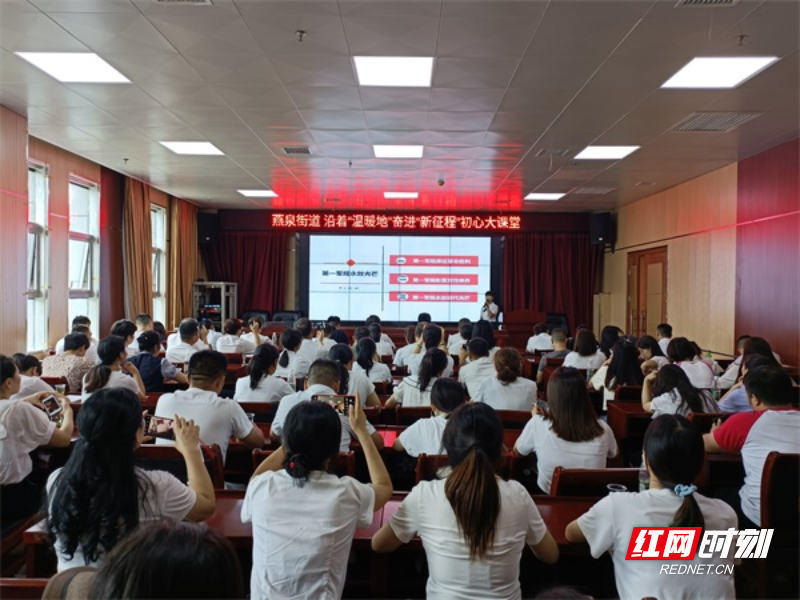 图十桂东县委党校高级讲师钟碧妮在桂东县第一军规教育中心为大家主讲党课《第一军规永放光芒》。.jpg