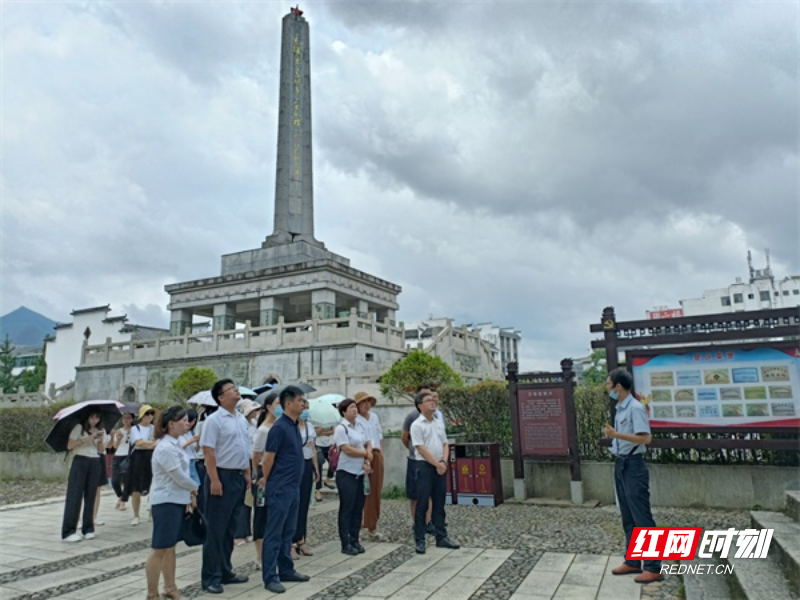 图八全体党员参观工农革命军活动旧址--万寿宫。.jpg