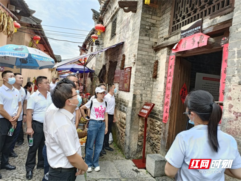 图五全体党员参观“半条被子的温暖”专题陈列馆.jpg