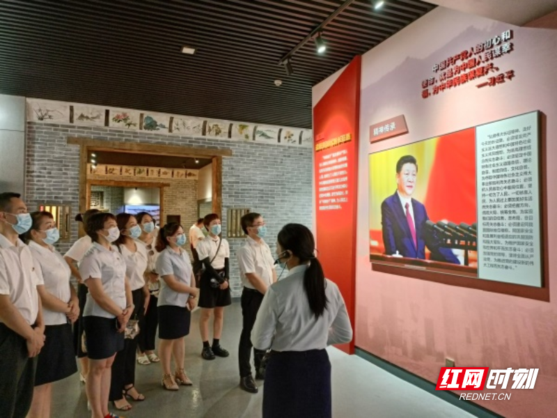 图四全体党员参观“半条被子的温暖”专题陈列馆.jpg