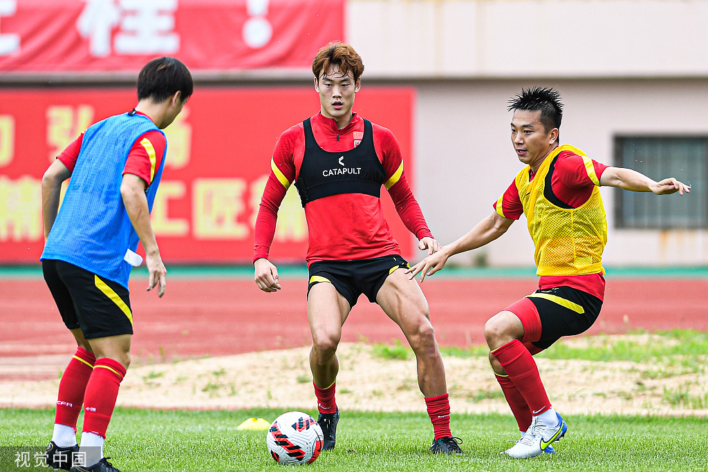 年轻的国足球员在训练中。