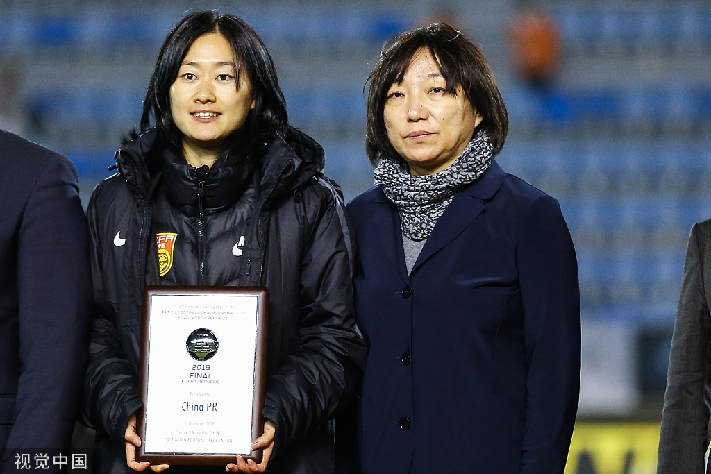 Xùn雯和中国女足老队长吴海燕（左）。