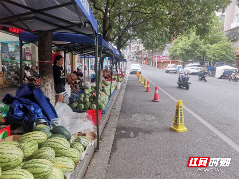 图二为设立在骆仙东路瓜果便民惠农临时销售摊点。.jpg