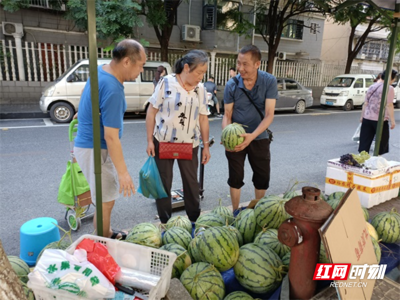 图五市民到文星西路瓜果便民惠农临时销售摊点买西瓜。.jpg