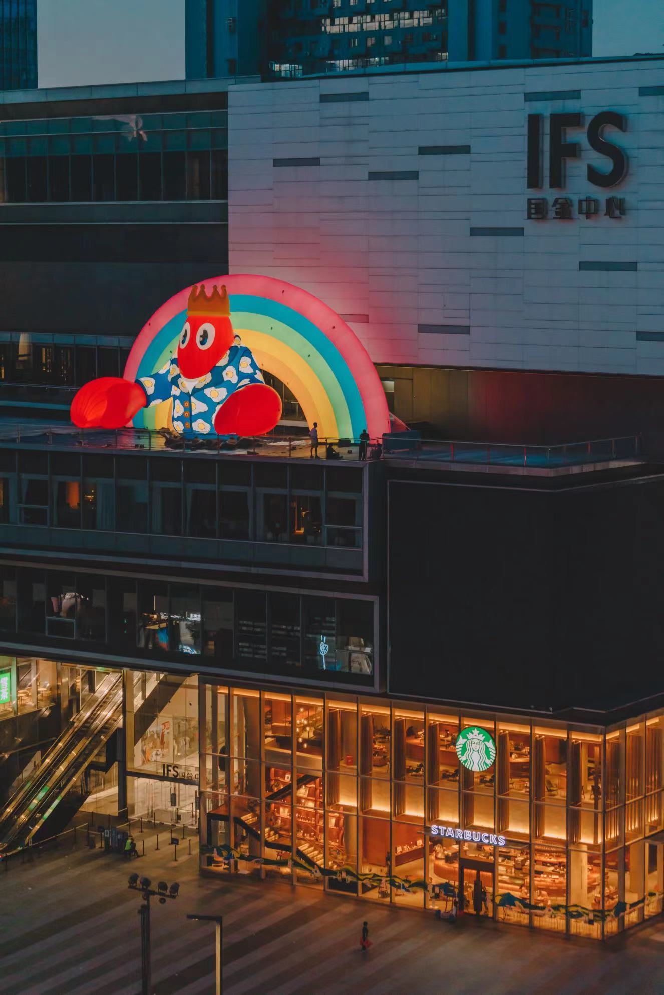 【Philip Colbert全新艺术作品“彩虹龙虾”，长沙IFS L5外平台】