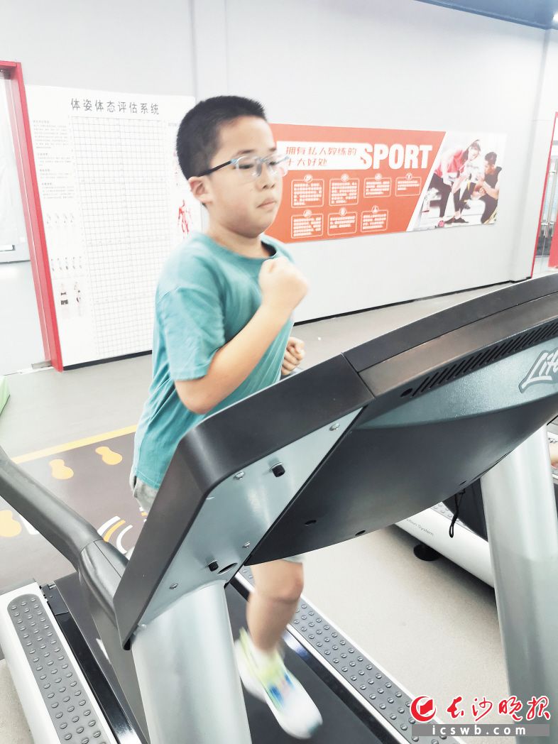 　　暑期，学生也是健身房的主力军之一。图为小宇在跑步中。　　受访者供图