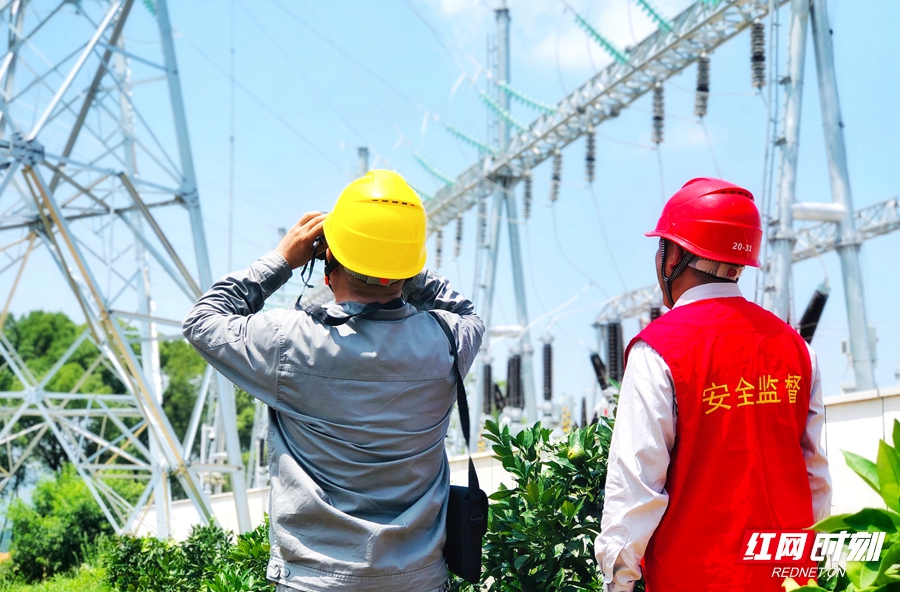 6月30日，国网张家界供电公司员工赵文涛、许年伟在慈利县零阳镇跑马岗村对220千伏胡跑线、跑零I线进行投产验收。（杜瑜  摄）1.jpg