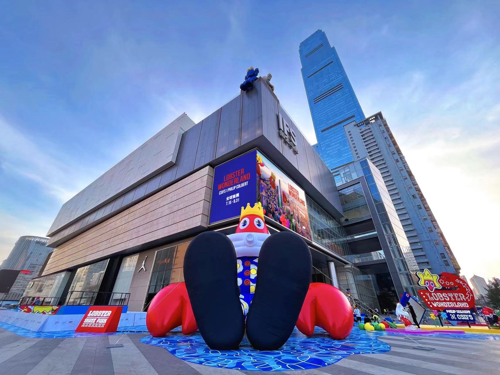 【Philip Colbert经典艺术作品“龙虾泉”，长沙IFS 西南广场】