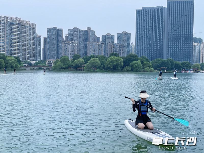 17日，在长沙月湖公园，记者亲身尝试了桨板运动。