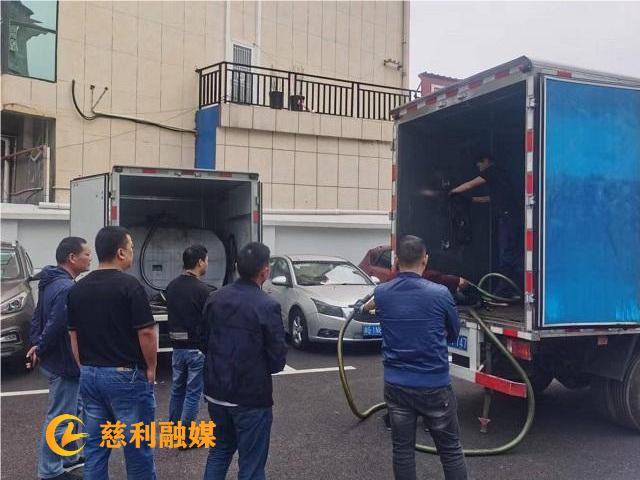 2、查扣非法收购废机油现场.jpg