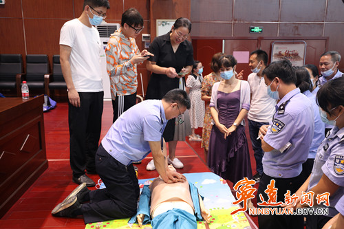 宁远：健康知识讲座 关爱民警健康生活2_副本500.jpg