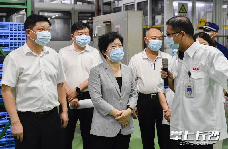 吴桂英走进湖南维胜科技有限公司生产车间检查督导安全生产工作。
