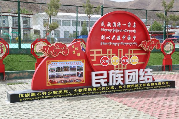 图为隆子县日当镇小学内的民族团结宣传长廊  范生云摄_副本.jpg