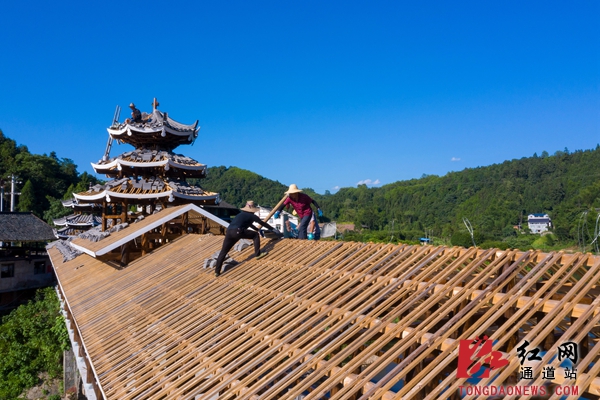 5.工匠们顶烈日、冒高温，抓紧施工建设。_副本.jpg