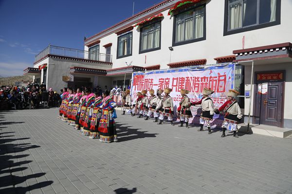 图为森布日那曲生态搬迁安置点青少年表演舞蹈《草原情》   李利改摄_副本.jpg