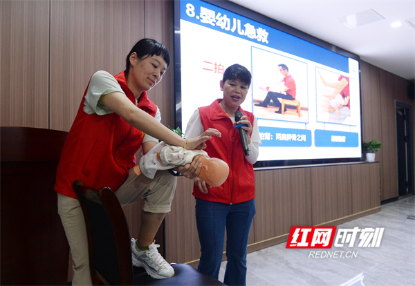 中南大学湘雅医院医护专家志愿者团队正在演示婴幼儿急救方法。.jpg