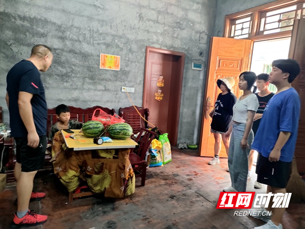 杨小军为韩玉华送上大米、糖果、西瓜等慰问物质。.jpg