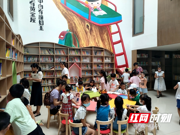 老师带领孩子在儿童阅览室进行有趣的活动。.jpg