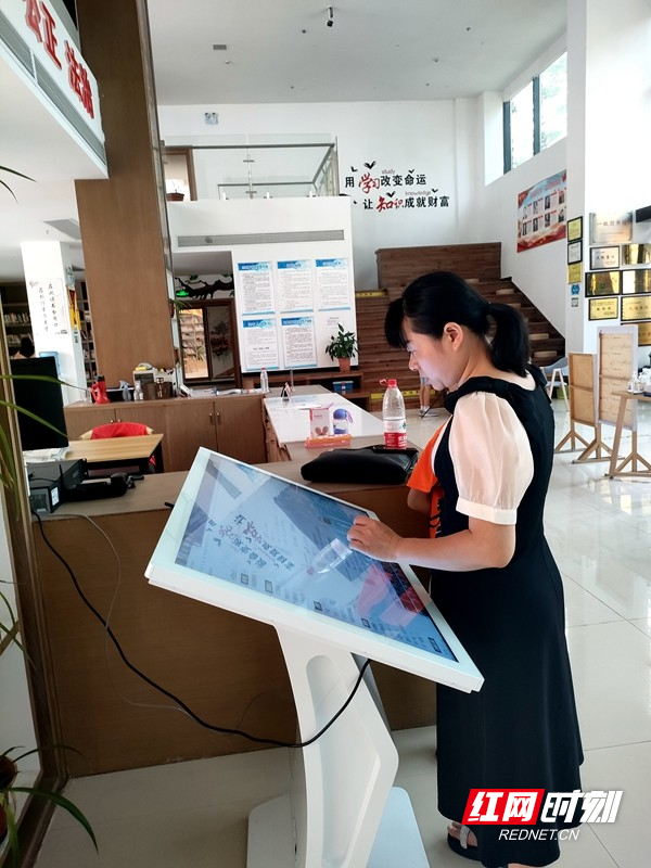 市民在自动检索机前查找书籍。.jpg