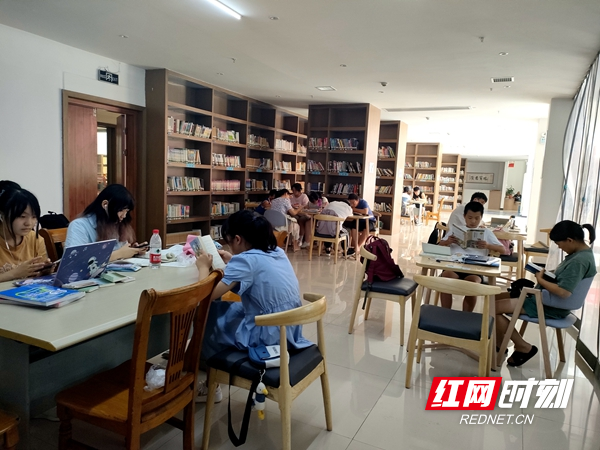 同学们在认真看书。.jpg