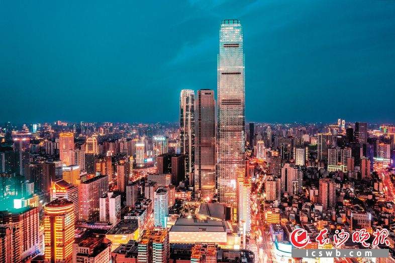 　　长沙消费活力四射，五一广场成为许多国内外大牌进入长沙的第一站。 长沙晚报全媒体记者 陈飞 摄