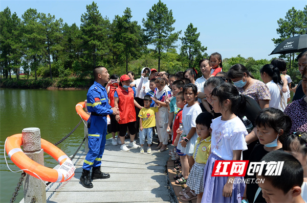 长沙县蓝天救援队的志愿者正在开展防溺水现场教学，让亲子家庭收获多多..jpg