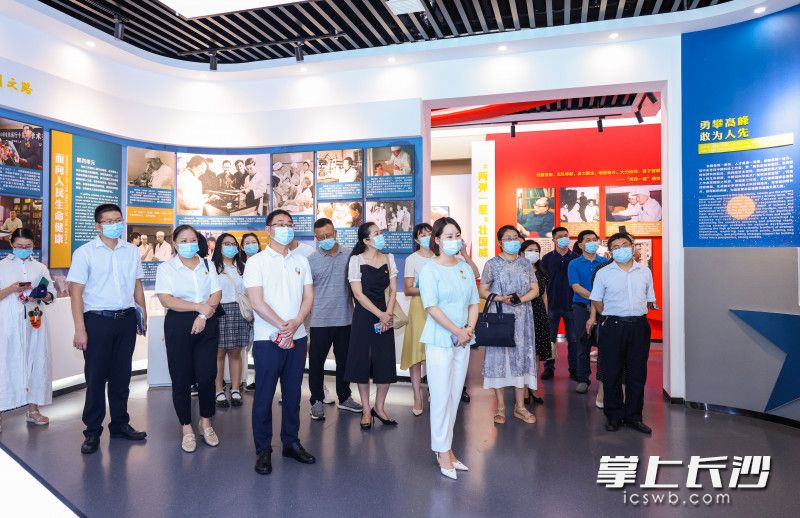 社会各界参观中国科学家精神馆。