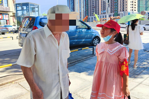 志愿者劝导不文明行为现场.png