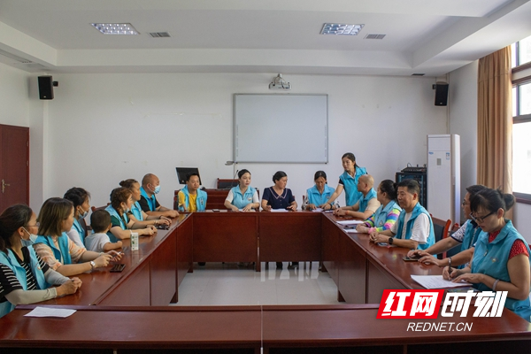 理事会召开第一次全体会议。.jpg