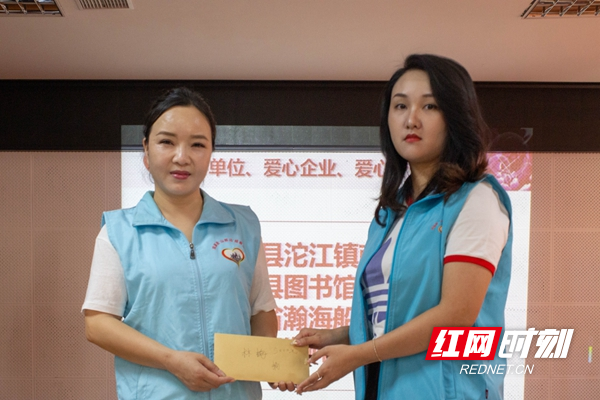 福建省瀚海船业有限公司董事长林梅女士（右）向协会捐赠5000元。.jpg