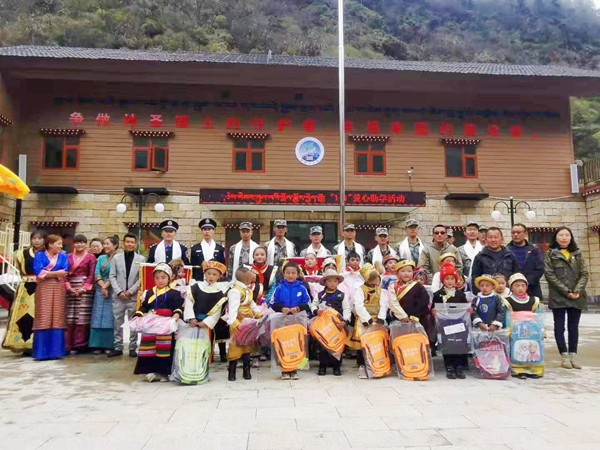玉麦乡开展军警爱心助学活动1(玉麦乡供图)_副本.jpg 玉麦乡开展军警爱心助学活动1(玉麦乡供图)_副本.jpg