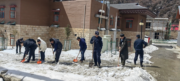 警民联合铲雪3(玉麦乡供图)_副本.jpg 警民联合铲雪3(玉麦乡供图)_副本.jpg