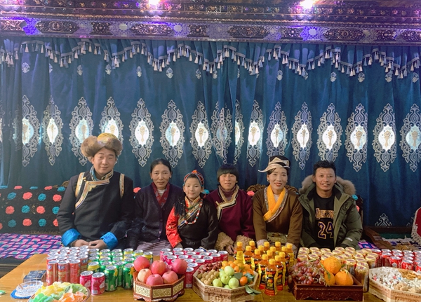 王小强(左一)与家人们(受访者供图)_副本.jpg 王小强(左一)与家人们(受访者供图)_副本.jpg