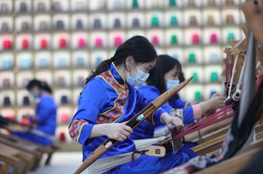 在武陵源区“妈妈工厂示范基地”乖幺妹土家织锦基地，“织女们”忙碌着加工生产。吴勇兵摄