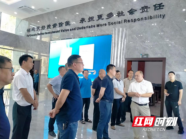 督导组在光大环保能源（道县）有限公司实地听企业负责人讲解生活垃圾焚烧发电工艺流程.png