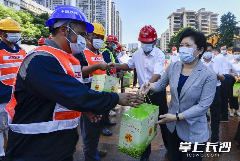 7月27日上午，省委常委、市委书记吴桂英来到地铁7号线雨花亭站慰问重点项目建设一线职工。均为长沙晚报全媒体记者 余劭劼 摄