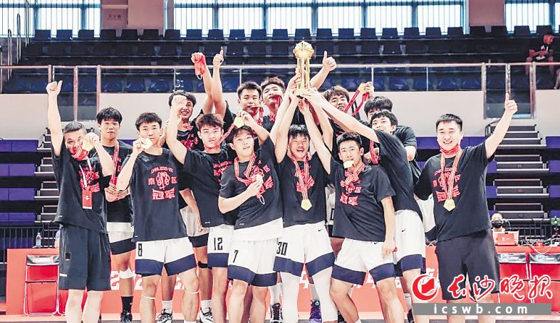　　湖南省地质中学男篮队赢得CHBL中国高中篮球男子联赛南区赛总冠军。                              学校供图