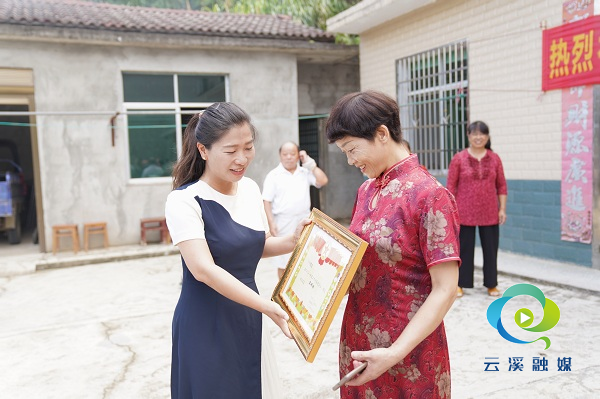 赵婷开展"八一"节前走访慰问活动__云溪新闻网