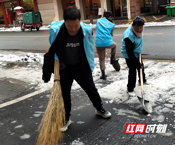 参加公益活动——扫雪。.jpg