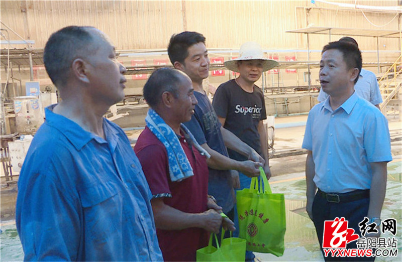 王卫兵慰问车间工人_副本.jpg