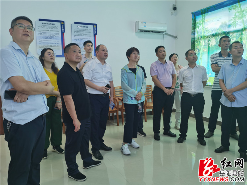 调研组在公田镇林业站观摩全省林长制巡护系统平台运行_副本.jpg